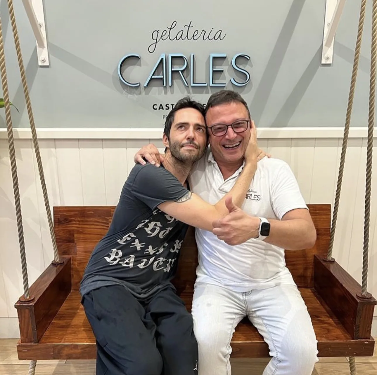 Carles en la heladería junto a un amigo
