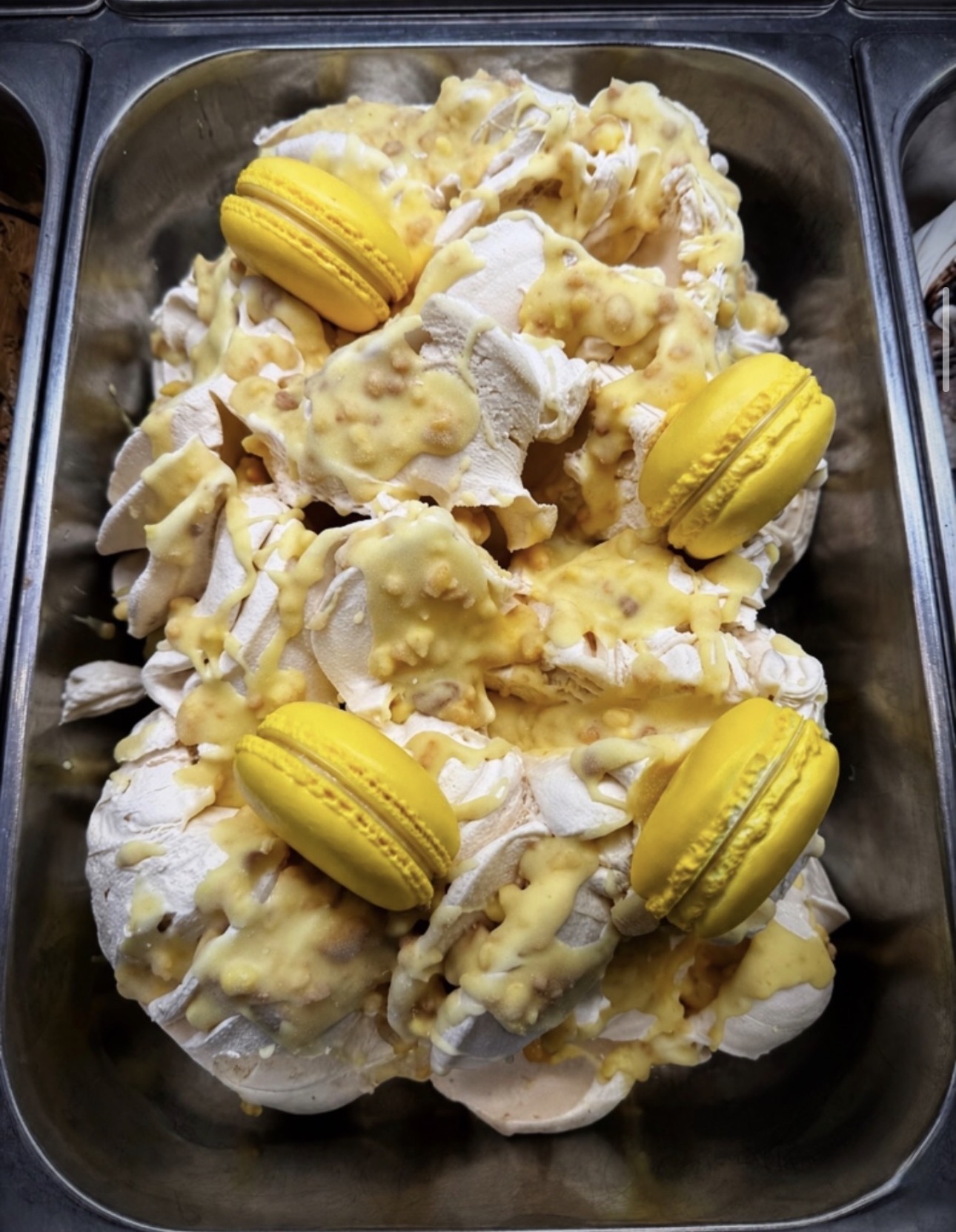 Helado especial del mes con macarons