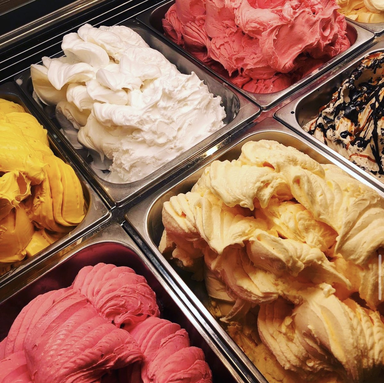 Vitrina de helados artesanales de Gelateria Carles