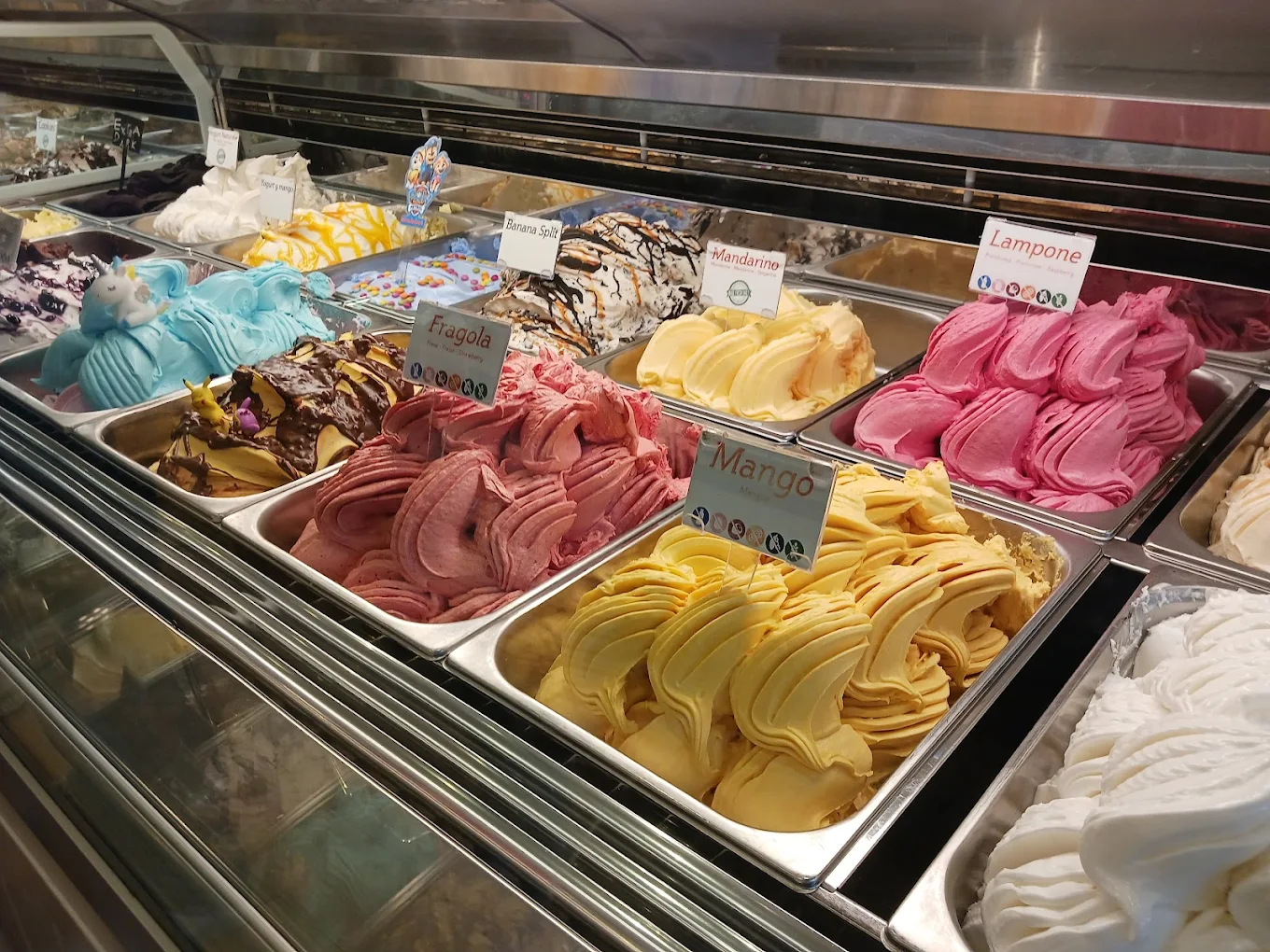 Vitrina con mango, lampone, fragola, menta