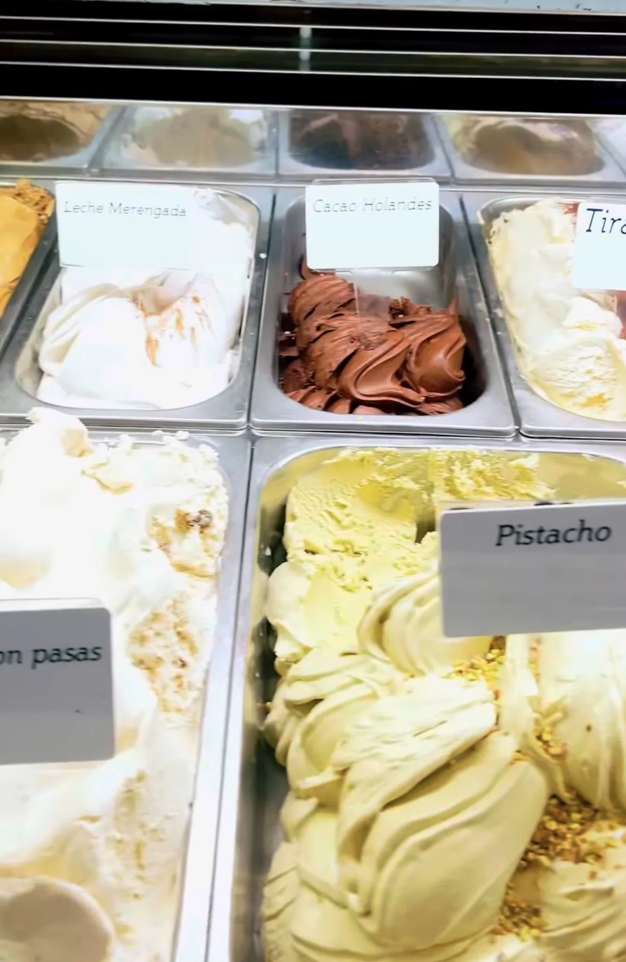 Pistacho, cacao holandés, leche merengada, tiramisú