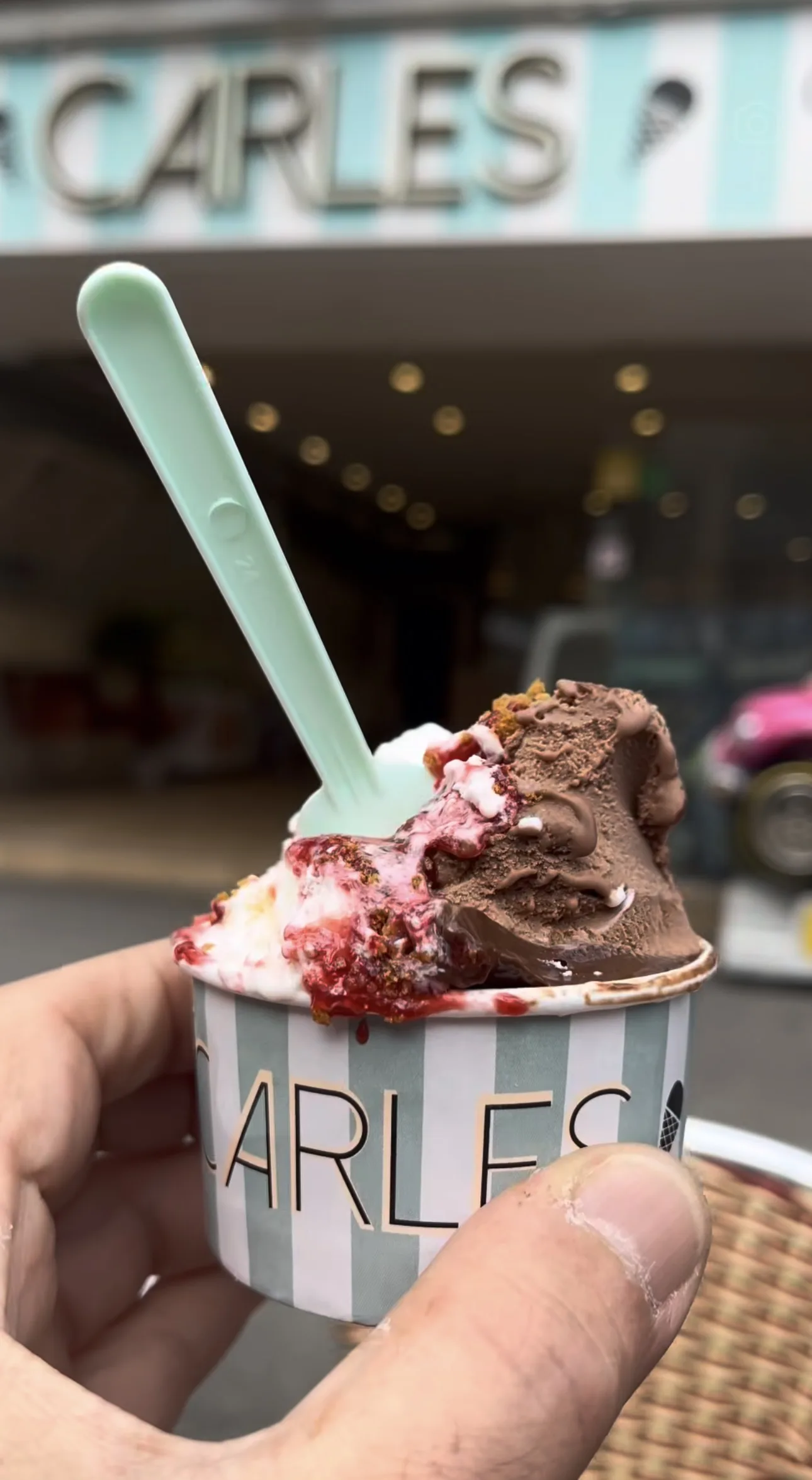 Tarrina de helado artesanal de Gelateria Carles frente a la tienda en Castelldefels