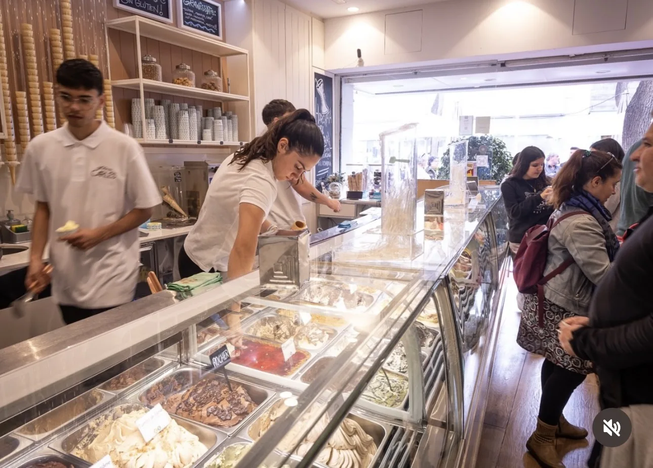 Vitrina completa de Gelateria Carles lista para tu encargo