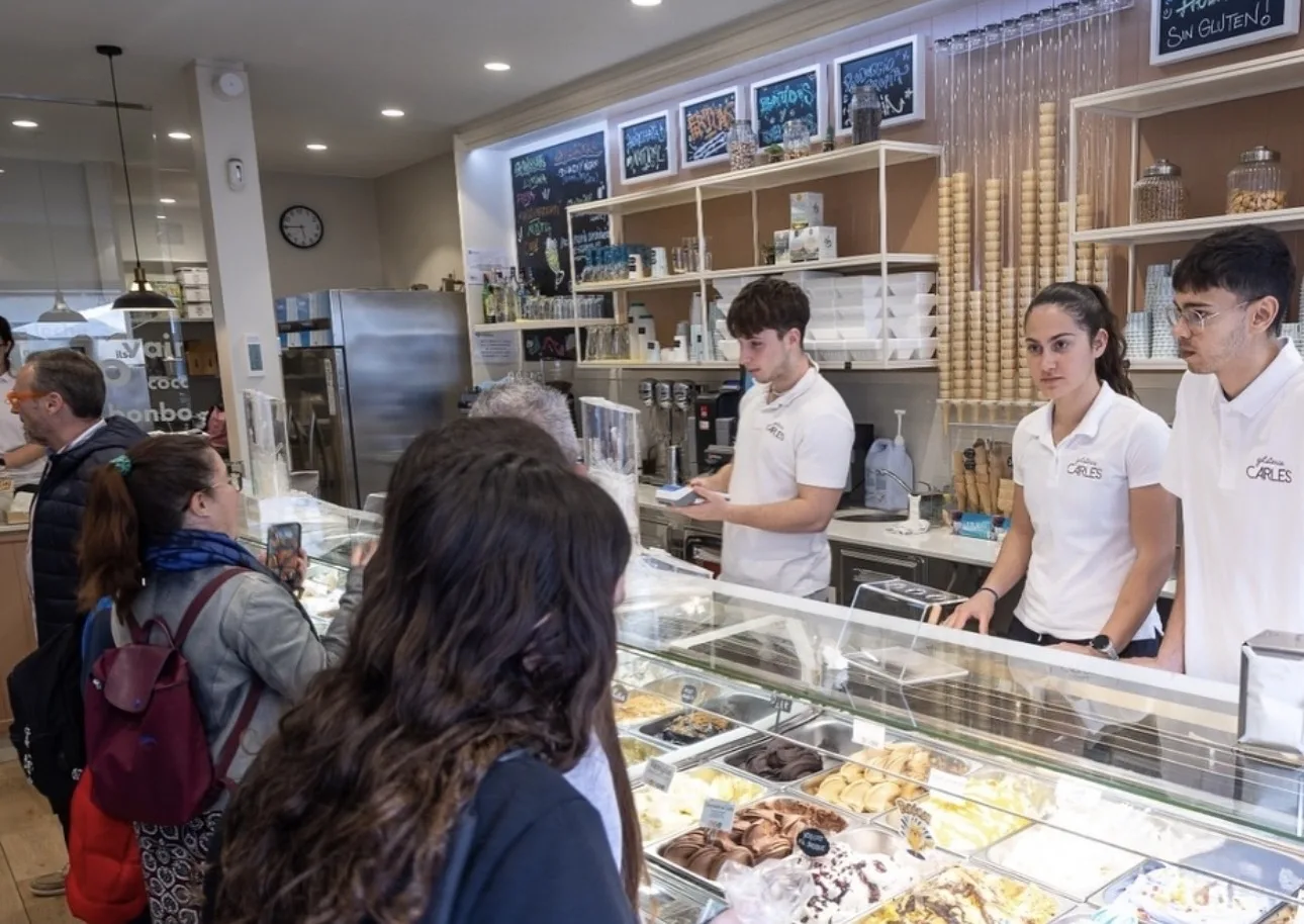 Equipo de Gelateria Carles atendiendo en el mostrador